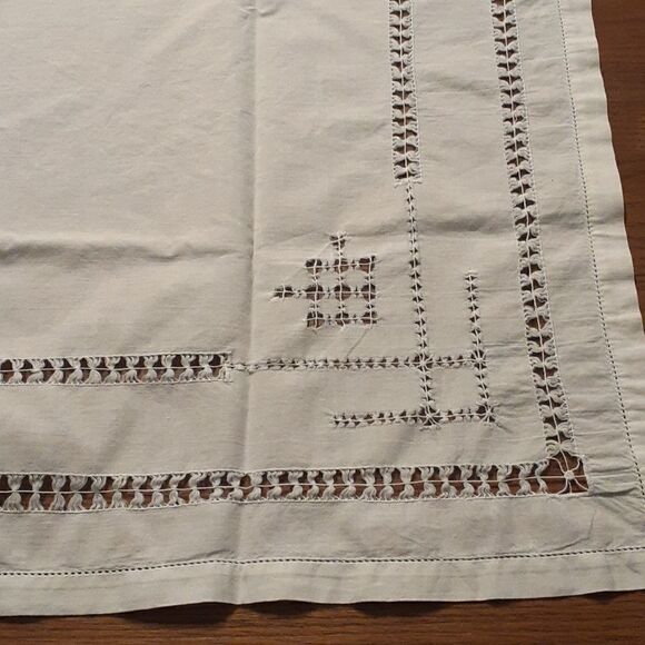 4 pc bundle 32" sq. gathered threads design tablecloth, runner & 2 bonus napkins - Picture 2 of 7